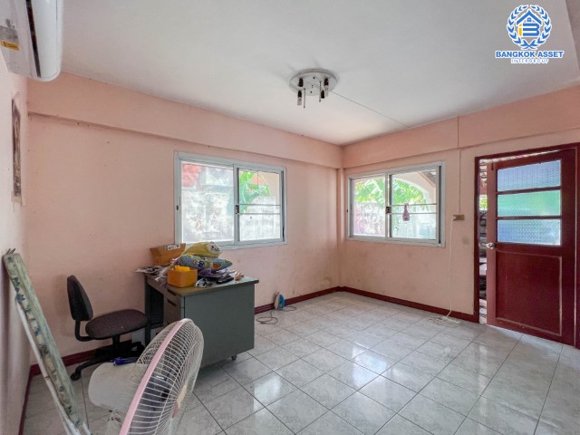 *****บ้านเดี่ยวมือสองย่านปทุมธานี ม.ชวนชื่นการ์เด้นวิลล์ บางเดื่อ-ปทุมธานี เนื้อที่กว้างขวางถึงเกือบ 62 ตร.ว. ฟังก์ชันจัดเต็ม 4 ห้องนอน 2 ห้องน้ำ 2 ที่จอดรถ บ้านสภาพดี บนทำเลแห่งการเดินทาง ใกล้ทางด่วน "ศรีสมาน" ราคาถูกสุดในย่านนี้!